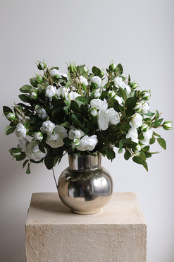 Rosalie Vinted, kompozycja kwiatowa z różami, wym.47cm