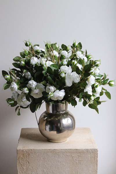 Rosalie Vinted, kompozycja kwiatowa z różami