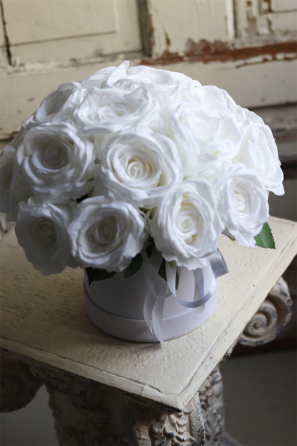 flowerbox welurowy z białymi różami, Bielissa Roses, wys.30cm 