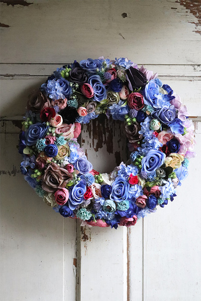 efektowny wianek z niebieskimi różami, Pranassa Pranella, śr.39cm 