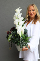 Białe Kalle Laos, bogata kompozycja donicy łódce