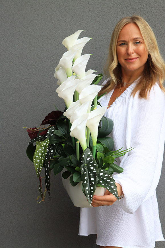 Białe Kalle Laos, bogata kompozycja donicy łódce