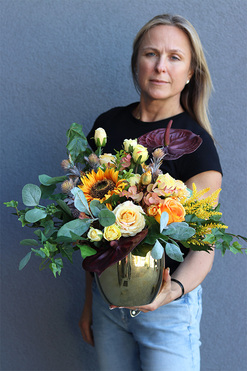 Miodowe Lata Gold, kompozycja nagrobna w złotej donicy, wym.43x54cm