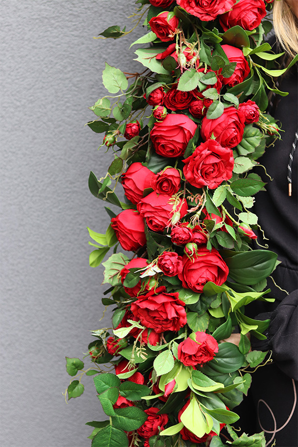 Różana Aleja, czerwona girlanda kwiatowa