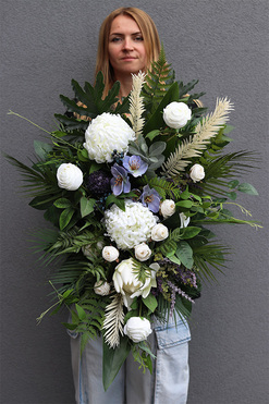 Nelema White 2, biała wiązanka nagrobna z chryzantemami, dł.80cm