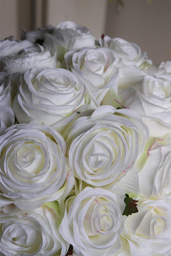 flowerbox na prezent Jubileo 40 Białych Róż w welurowym pudełku