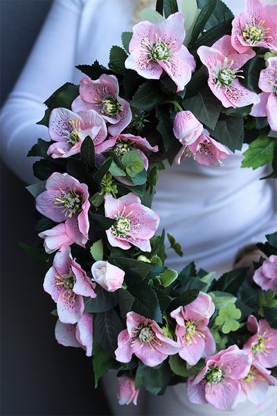 Różowe Ciemierniki, kolorowy wianek na drzwi