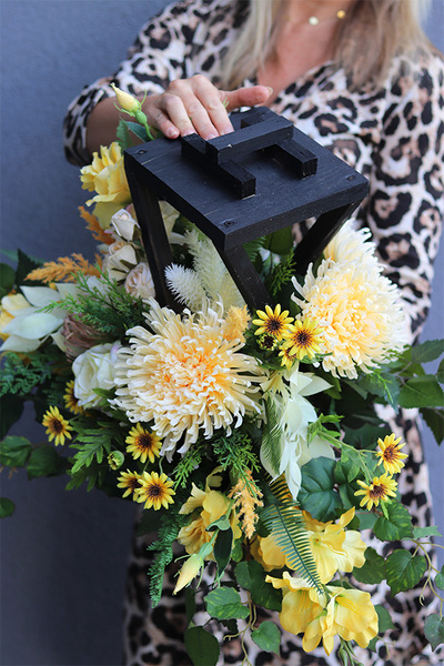 Angelo Floresa Żółta, kompozycja nagrobna w lampionie