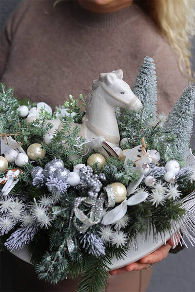 Konik na Biegunach, świąteczny stroik na tacy