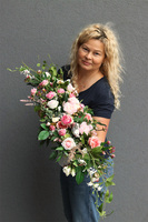 Pinkelia Alessia, kompozycja kwiatowa w srebrnej donicy