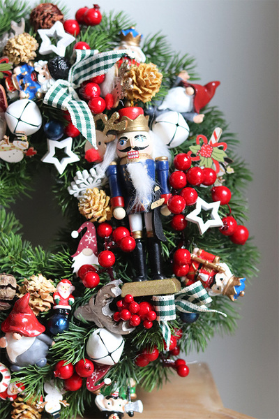 Dziadki do Orzechów, świąteczny wianek z zabaweczkami