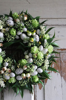 Wielkanocna Berra, wianek z jajkami i chmielem