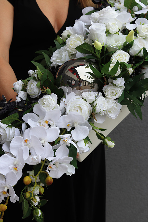 Black & White Longia, dwukolorowa kompozycja kwiatowa, rozp.92cm