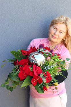 Dekoria Red, efektowna kompozycja kwiatowa na tacy, wys.22cm