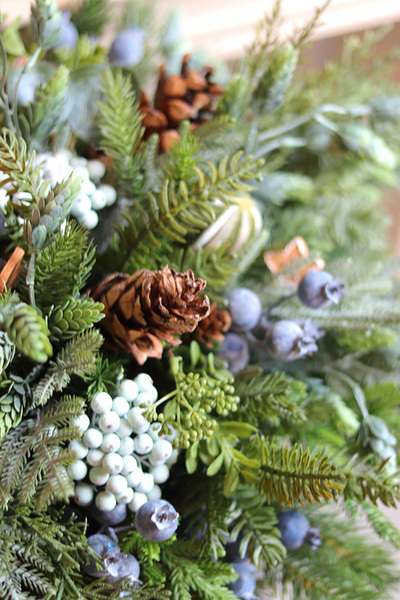 Niebieska Zima, świąteczna kompozycja nagrobna na desce