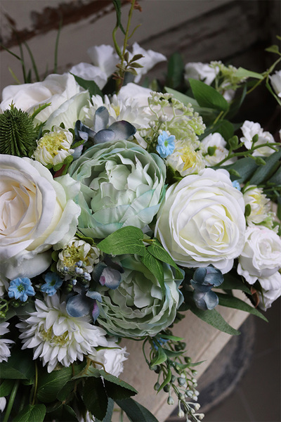 Blue Ferina, kompozycja kwiatowa w kremowym naczyniu, wym.32x55cm 