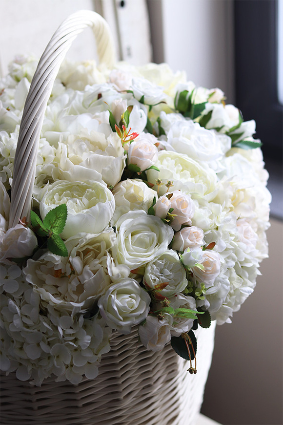 kosz pełen białych kwiatów, Romantica, wys.74cm 