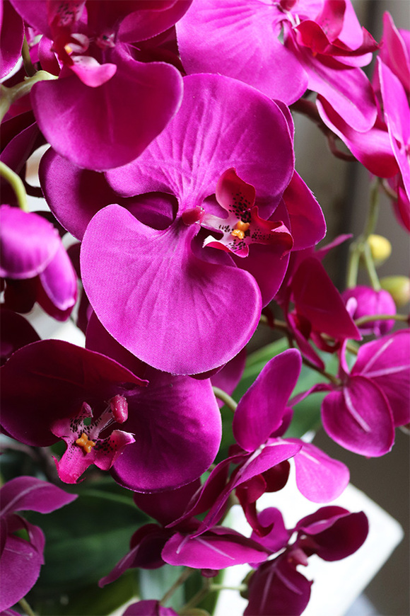 Laos Fuksja Big, sztuczny storczyk w białej donicy, wys.68cm