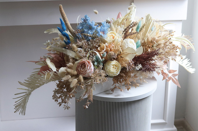 Boho Blue Longia, kompozycja kwiatowa na długi blat