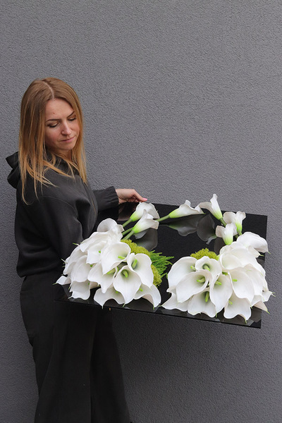 New Design Skrzydła Anioła, dekoracja nagrobna na czarnej podstawie