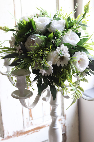 kandelabr z kompozycją kwiatową, Komunijna Biel, wys.85cm 