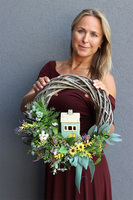 Domek na Wsi, wianek dekoracyjny z porcelanową figurką