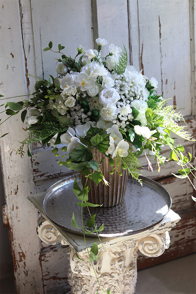 Sakramento, kompozycja kwiatowa w złotym wazonie, wym.55x53cm 