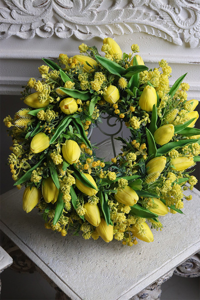 Żółta Wielkanoc Emporio, wianek na drzwi z kwiatami