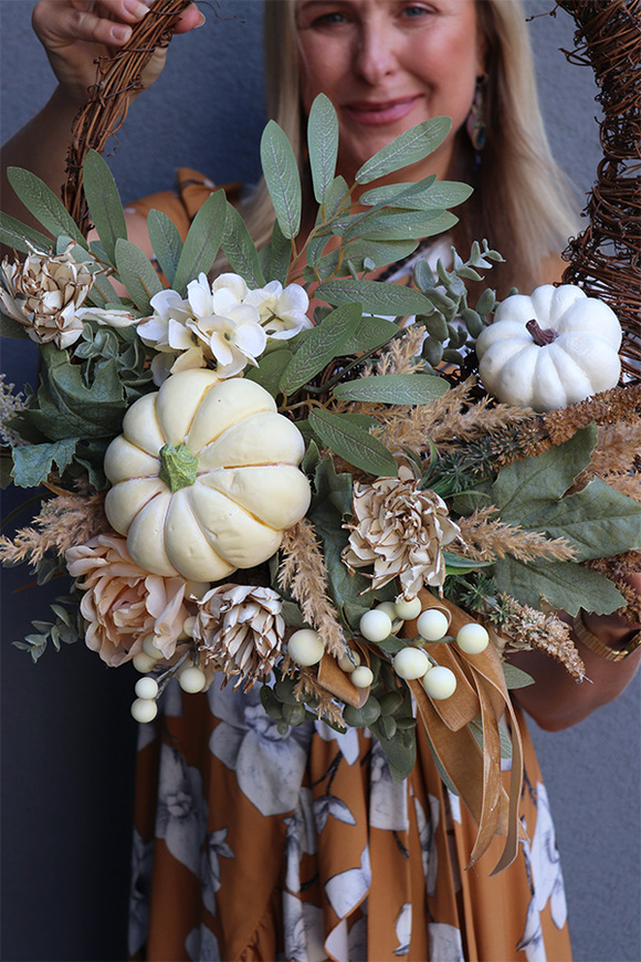 Kremowa Dynia, asymetryczny wianek jesienny, śr.45cm