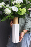 Eustana White, kompozycja kwiatowa w wazonie