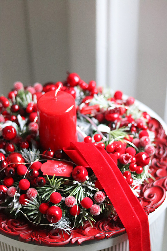 Red Table, stroik ze świecą na talerzu