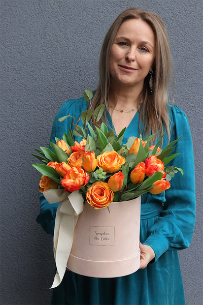 Orange Decor, flowerbox welurowy z pomarańczowymi kwiatami	