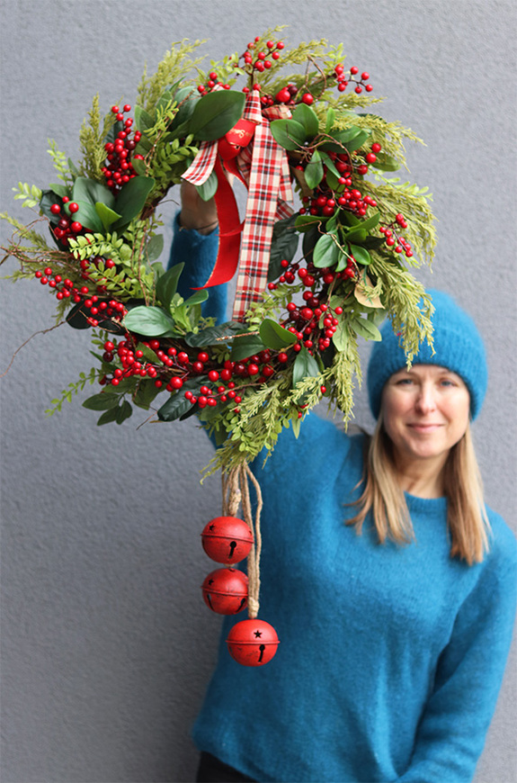 Red Xmas, świąteczny wianek z dzwonkiem