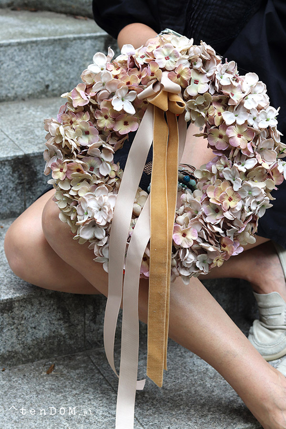 Hortensje Heidi, wianek na drzwi z hortensji