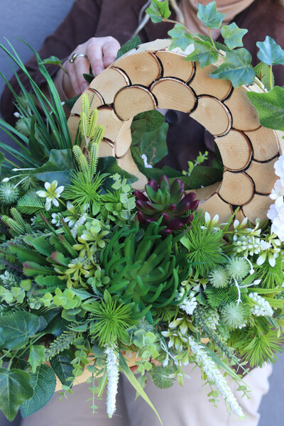 Wspomnienia Lasu, stroik nagrobny w drewnianej skrzynce