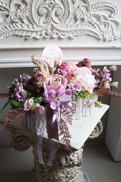 Meggy Flowers, kompozycja kwiatowa w skrzynce