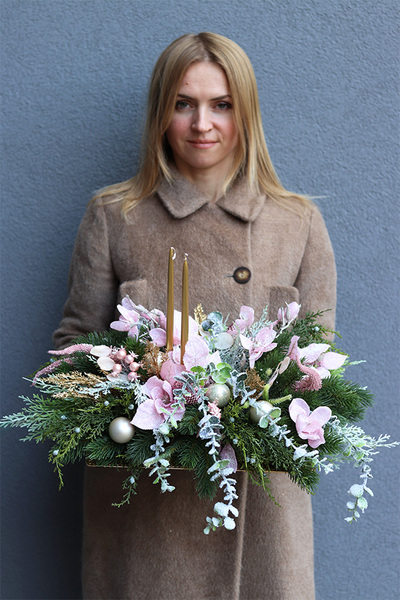 Pink Pastel Christmas, świąteczny stroik ze świecami na tacce	