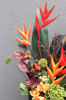 Bali, nowoczesna kompozycja kwiatowa z nutą egzotyki, wym.75x58x34cm