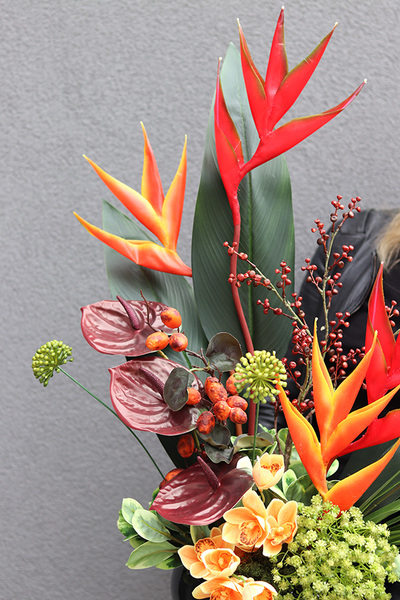 Bali, nowoczesna kompozycja kwiatowa z nutą egzotyki, wym.75x58x34cm