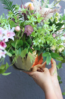 Eufrazja Gold, kompozycja kwiatowa w naczyniu