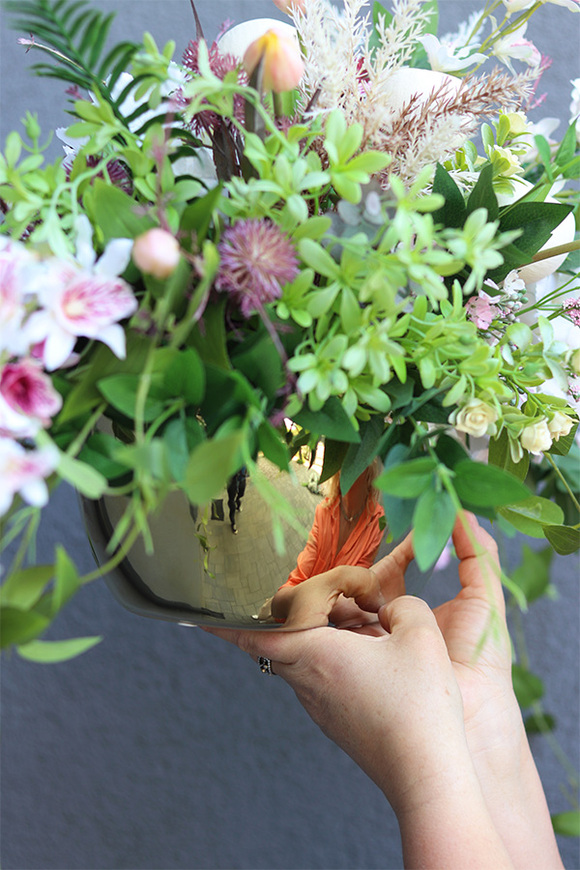 Eufrazja Gold, kompozycja kwiatowa w naczyniu