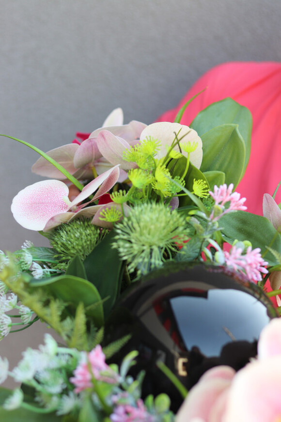 Dekoria Laos Auris, kompozycja kwiatowa w plastikowym naczyniu
