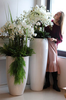 Fiberglass Grande Leucadio efektowny storczyk w białej donicy z fiberglass