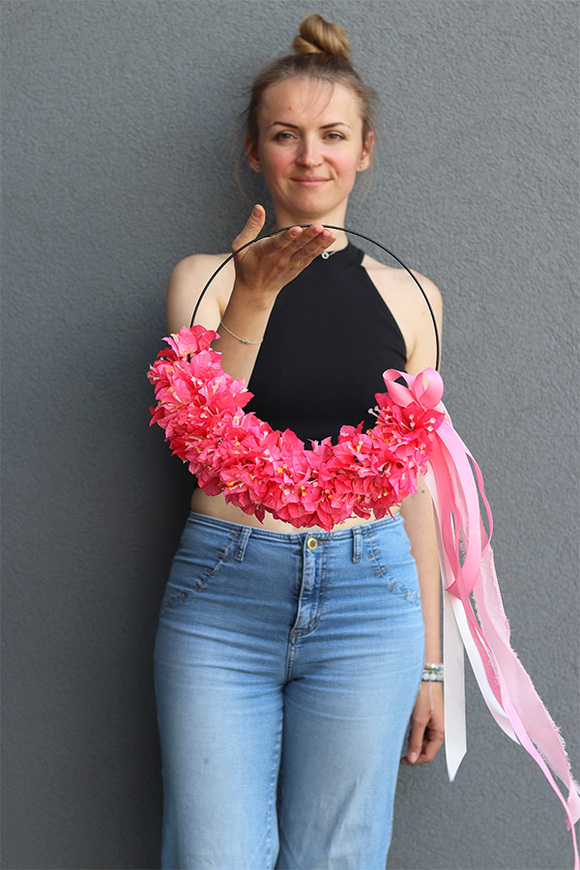 Pink Bugenville Subtelle, różowy wianek na drzwi na obręczy