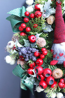 Skrzatowo, bożonarodzeniowy wianek ze skrzatem, śr.28cm