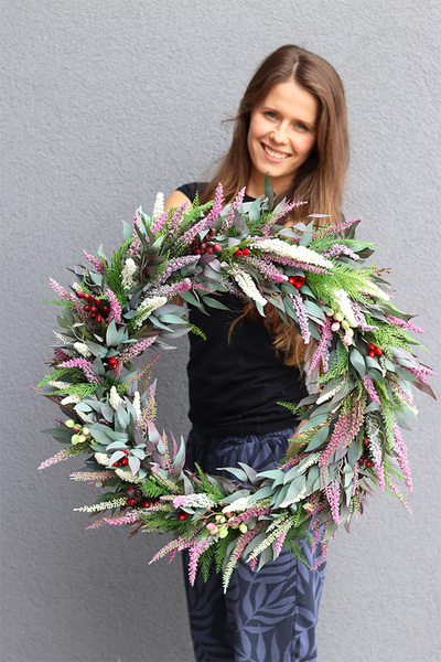 Gerina, dekoracyjny wianek z wrzosami i jagodami