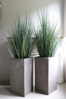 Concrete Square 3, wysokiej jakości sztuczna trawa w betonowej donicy