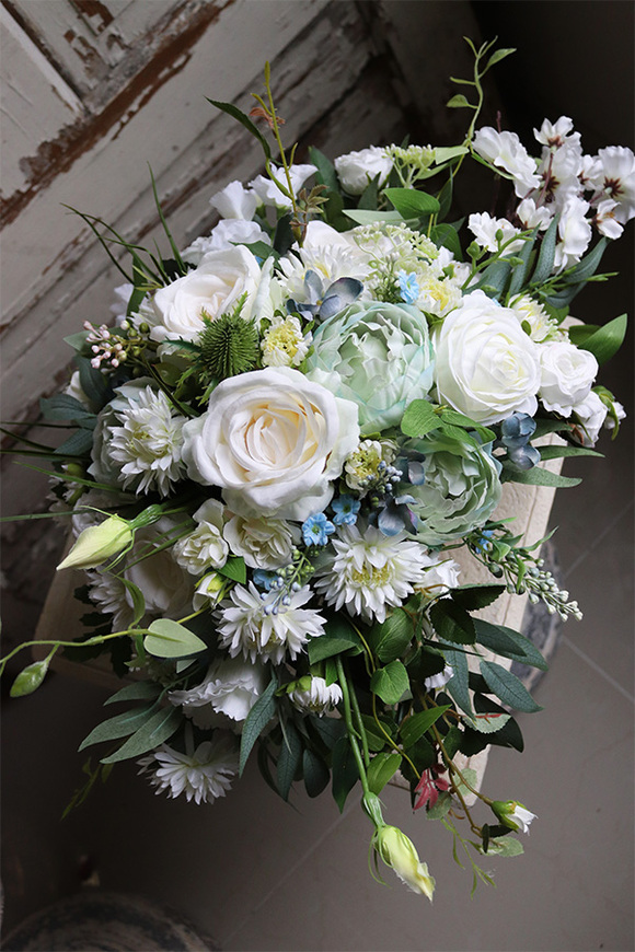 Blue Ferina, kompozycja kwiatowa w kremowym naczyniu, wym.32x55cm 