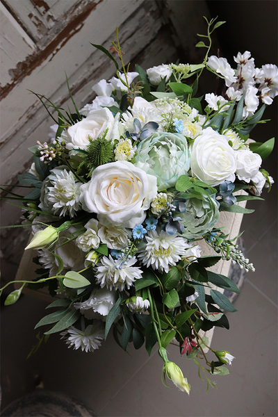 Blue Ferina, kompozycja kwiatowa w kremowym naczyniu, wym.32x55cm 