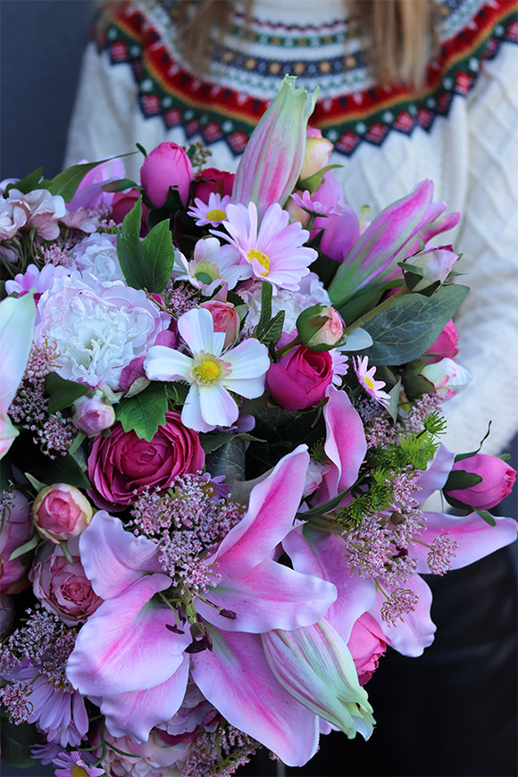 Lilie Pink, flowerbox w paski z różowymi kwiatami